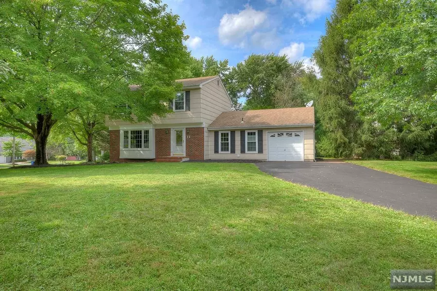 11 Huntsman LN, Hillsborough, NJ 08844