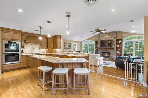 Glen Rock, NJ 07452,12 Robert CT