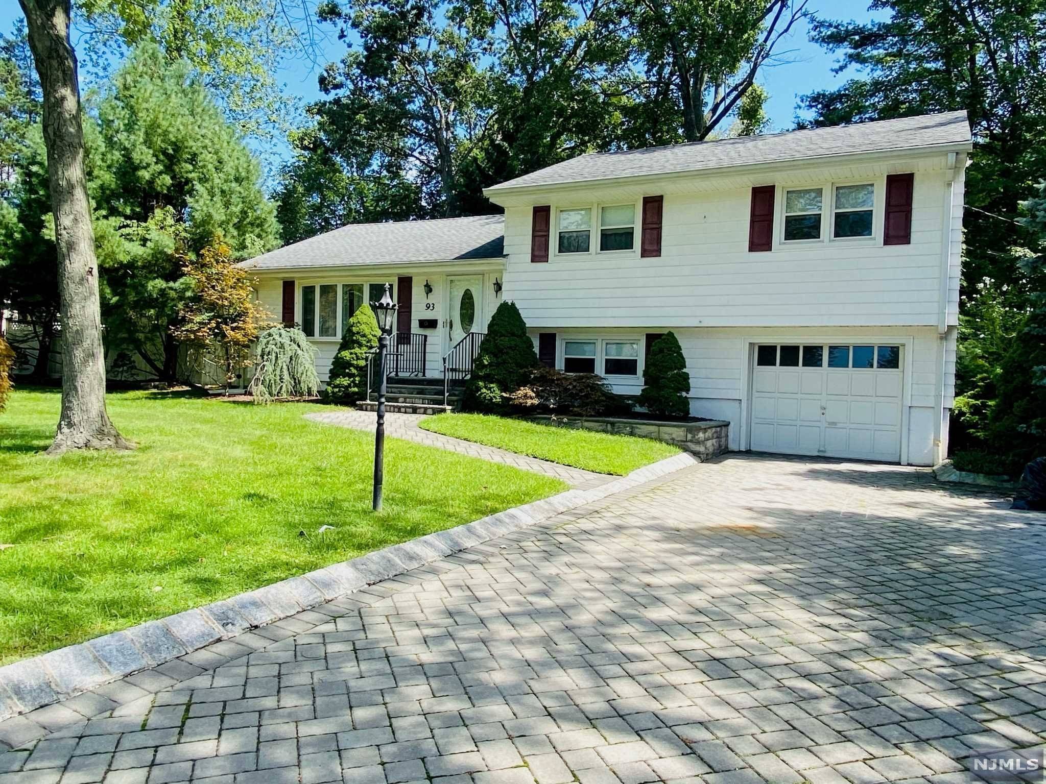93 Brookview TER, Bergenfield, NJ 07621