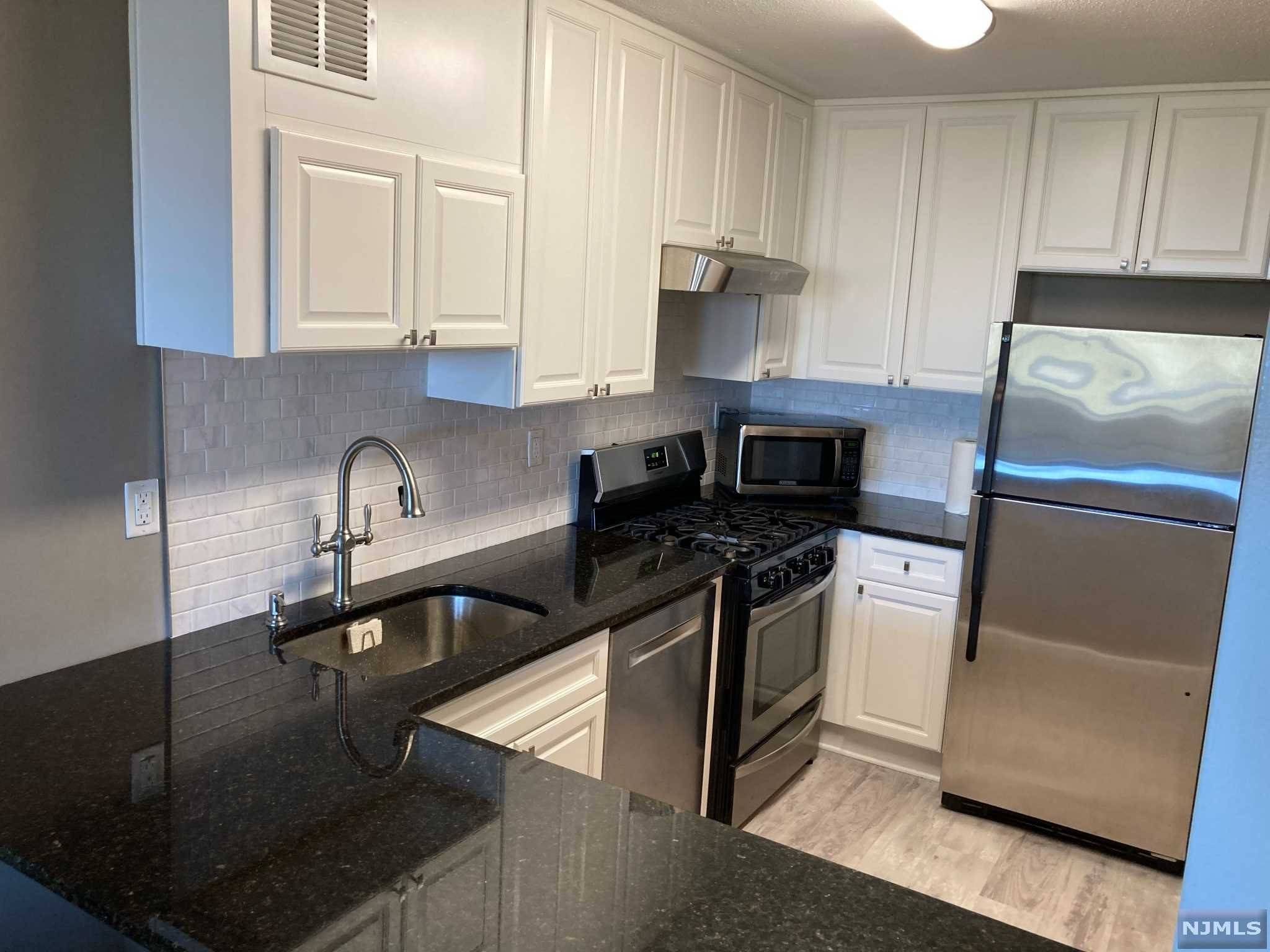 Fort Lee, NJ 07024,2200 N Central RD #6B
