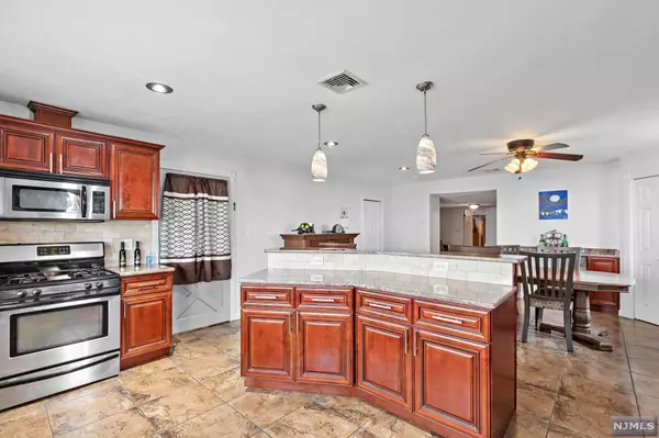 Secaucus, NJ 07094,14 Kroll TER