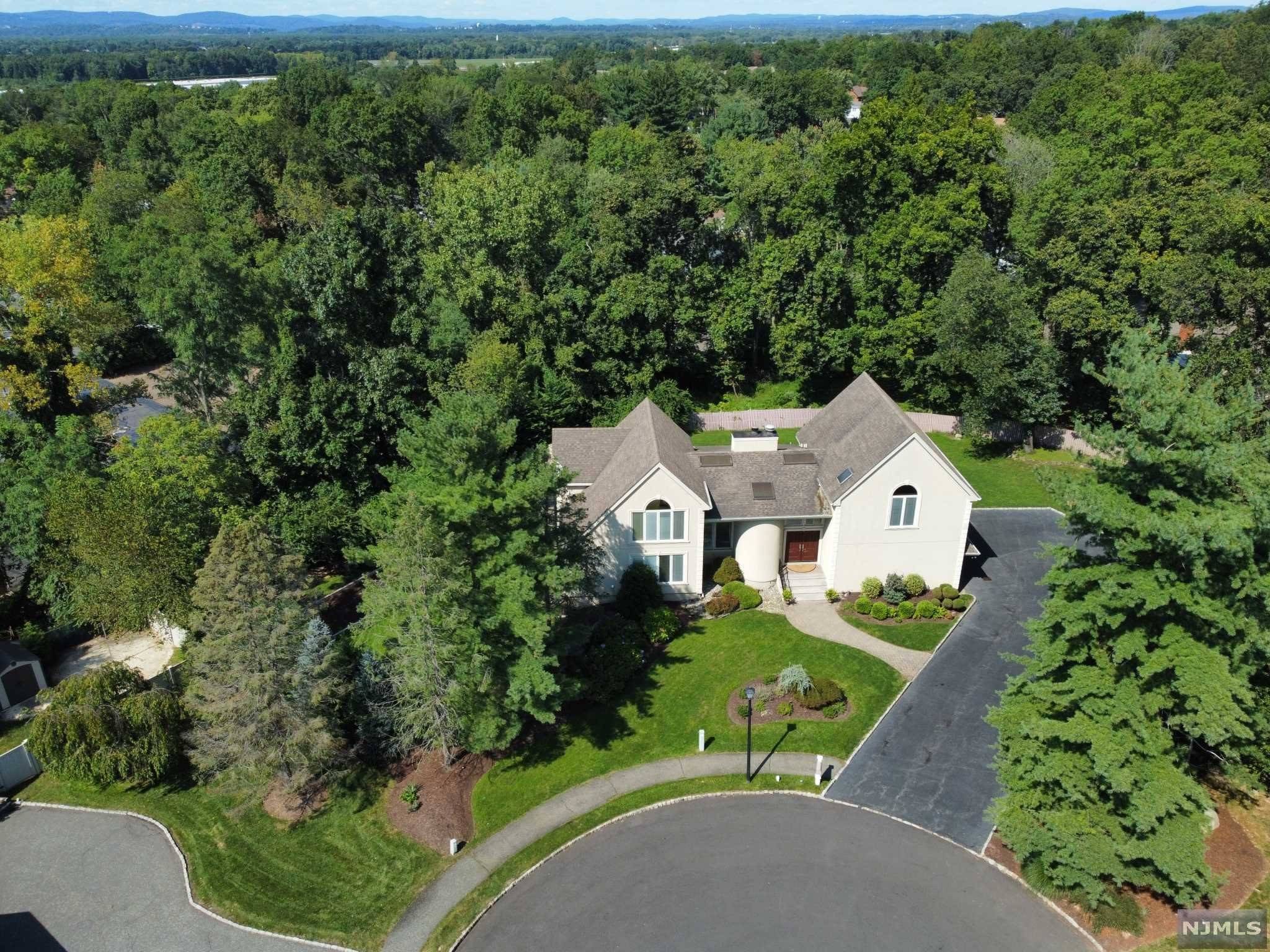 4 Woodland RD, West Caldwell, NJ 07006