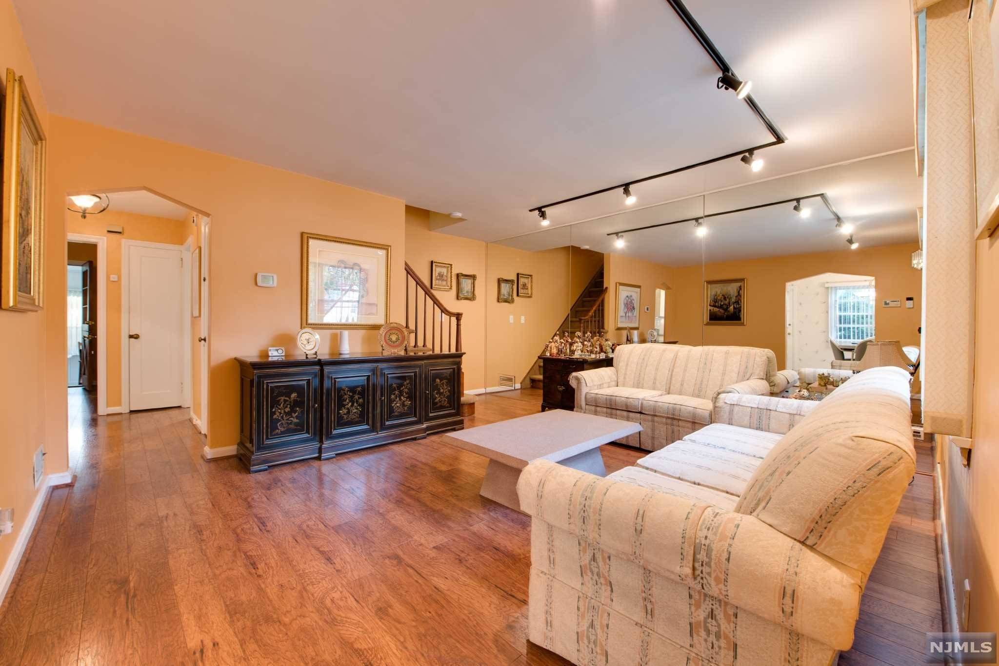 Teaneck, NJ 07666,286 Grayson PL