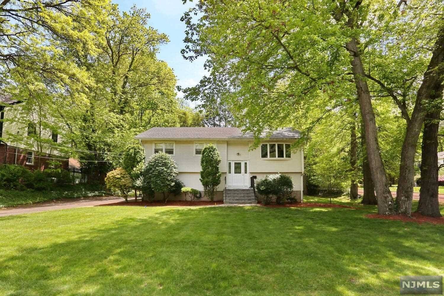 Closter, NJ 07624,27 4th ST