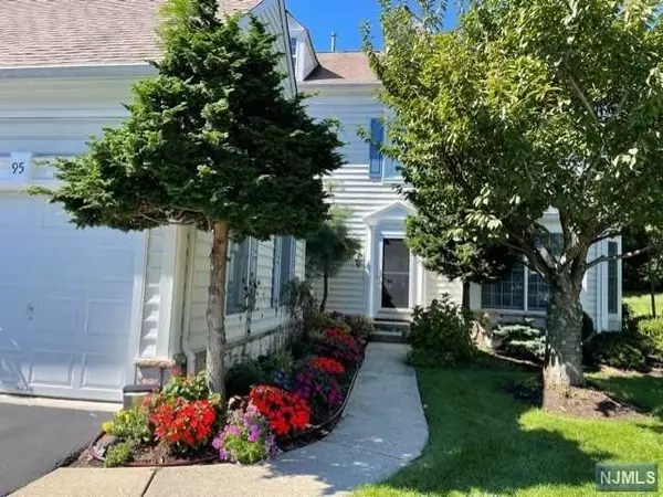 95 Twinberry CT, Paramus, NJ 07652