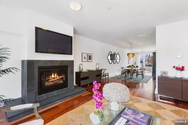 Edgewater, NJ 07020,16 Vela WAY