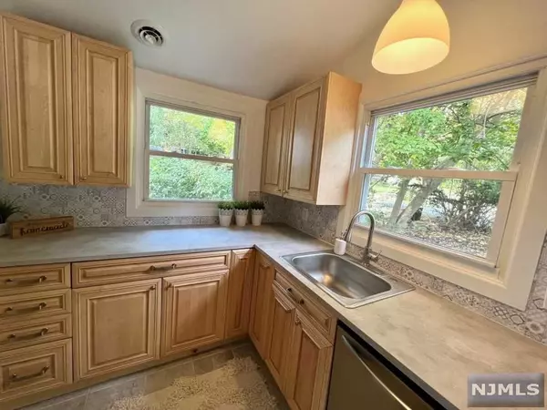 13 Newton DR, West Milford, NJ 07480