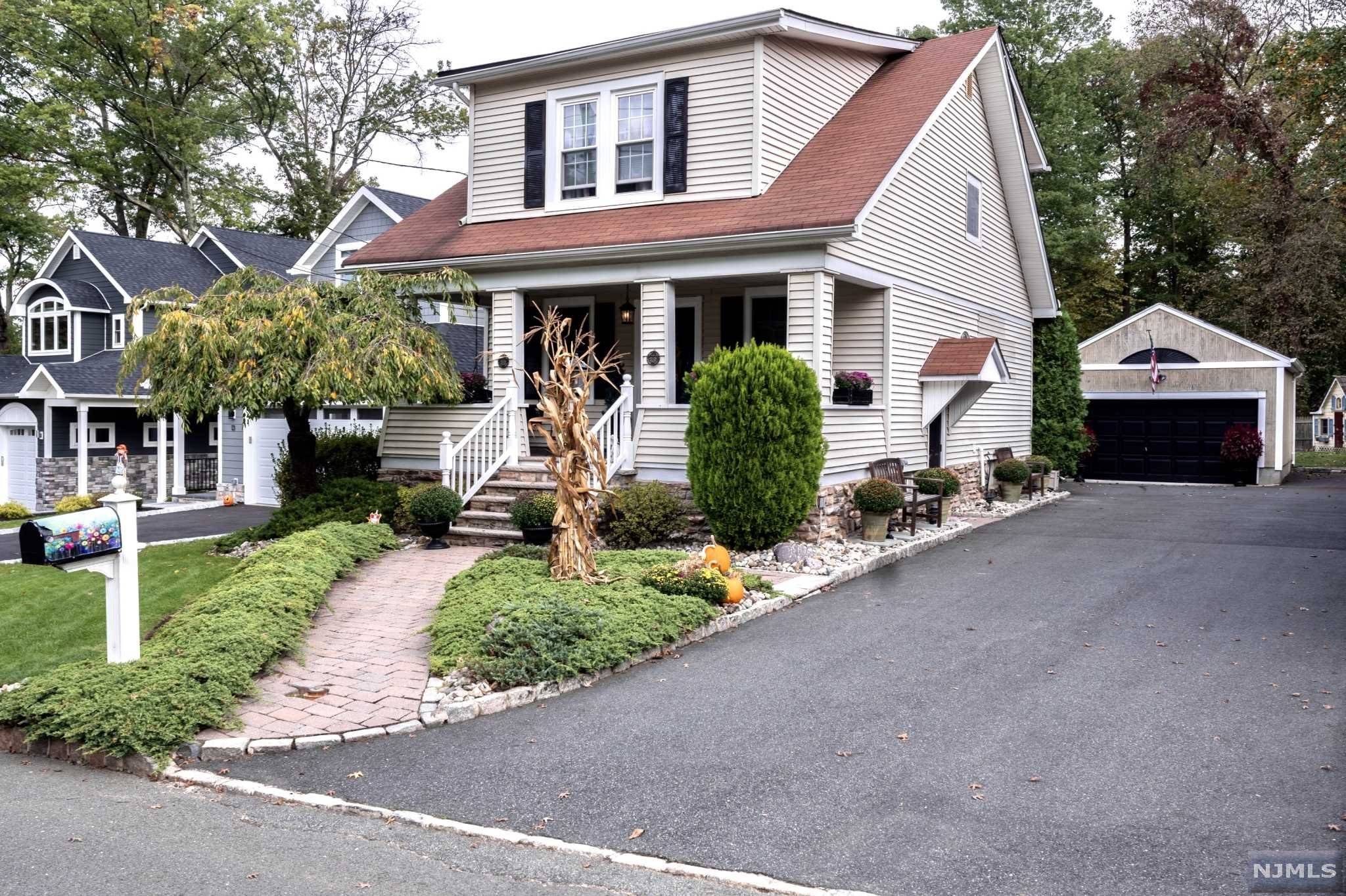 Livingston, NJ 07039,15 Forest ST