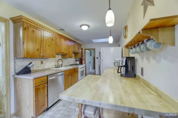Ringwood, NJ 07456,68 Oliver PL