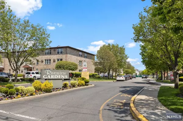 35 Riverview CT, Secaucus, NJ 07094