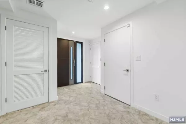 Cliffside Park, NJ 07010,5 Washington PL #6