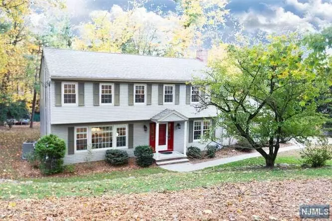 727 Shelby LN, River Vale, NJ 07675