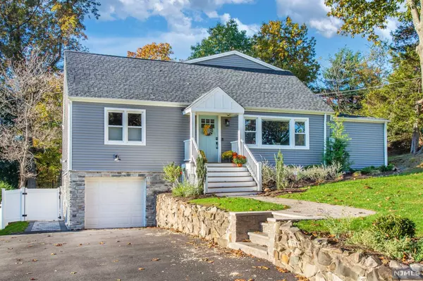 16 Colony DR, North Caldwell, NJ 07006