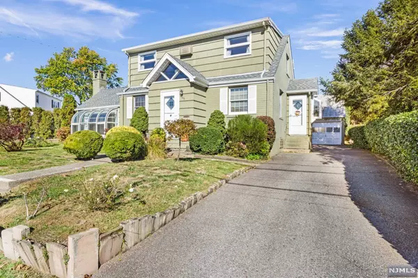 472 Burgess DR, Saddle Brook, NJ 07663