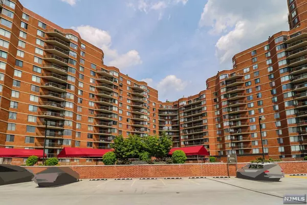 1232 Harmon Cove Tower, Secaucus, NJ 07094