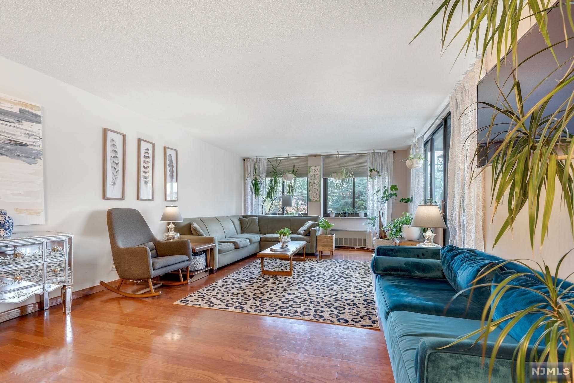 Cliffside Park, NJ 07010,300 Winston DR #L22