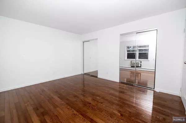 Secaucus, NJ 07094,2 Radio AVE #C1