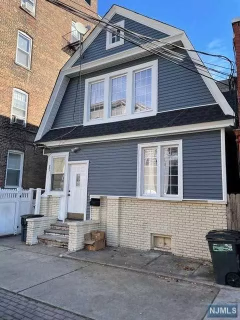 87 Edgewater PL, Edgewater, NJ 07020