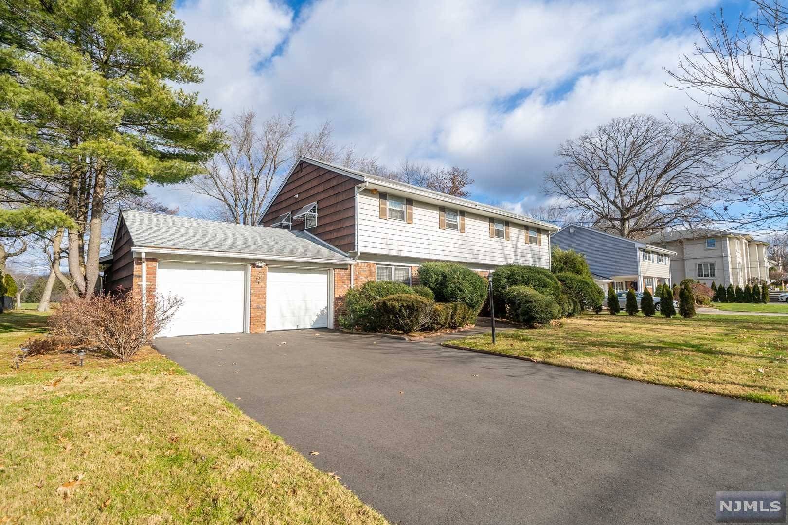 Oradell, NJ 07649,106 Beechwood RD