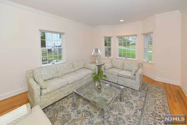 Ramsey, NJ 07446,8 Scenic CT