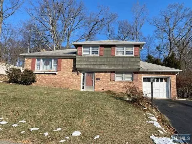 18 Jeffrey DR, Bloomingdale, NJ 07403