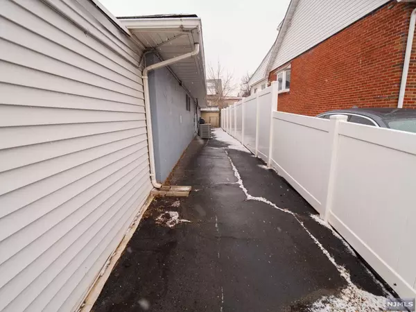 Woodbridge, NJ 08830,2 Highland AVE