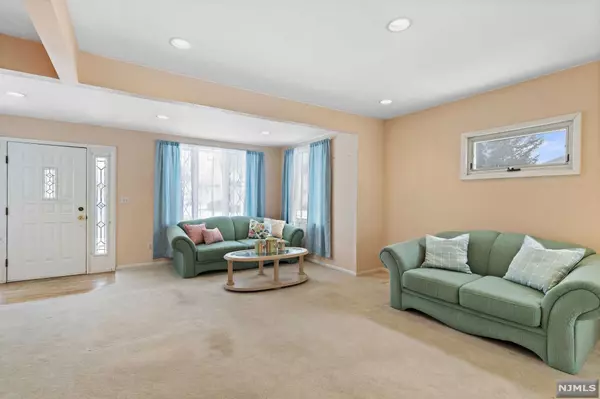 Rochelle Park, NJ 07662,61 Forest PL