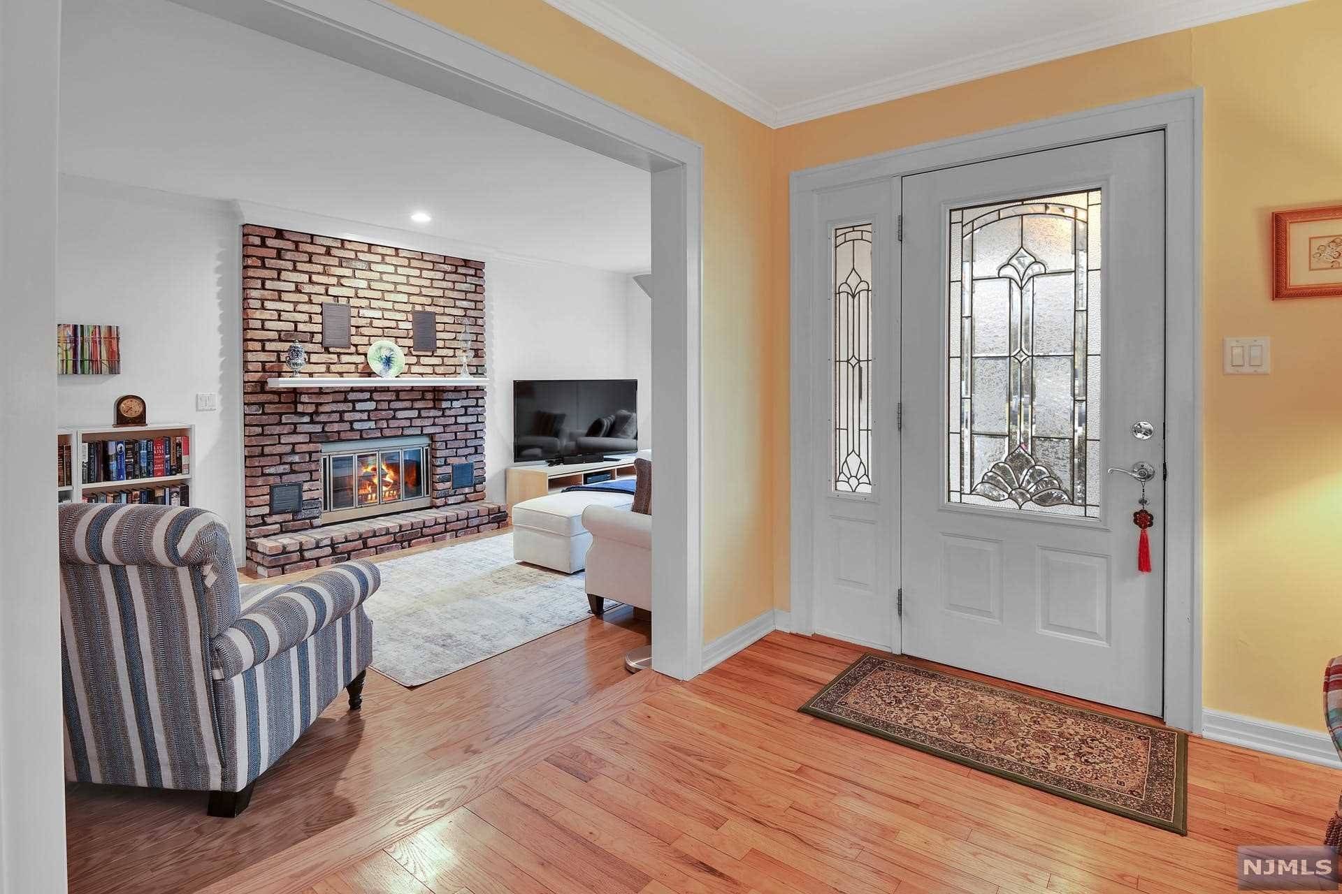Waldwick, NJ 07463,22 Glenair AVE