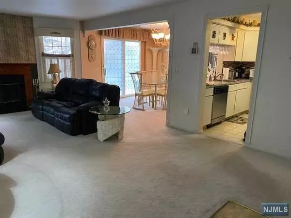 Paterson, NJ 07501,76 Quartz LN