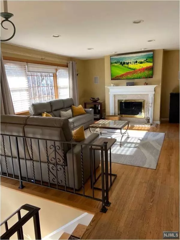 Paramus, NJ 07652,549 Otto PL