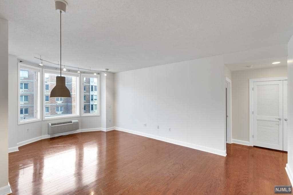 Edgewater, NJ 07020,6304 City PL #304