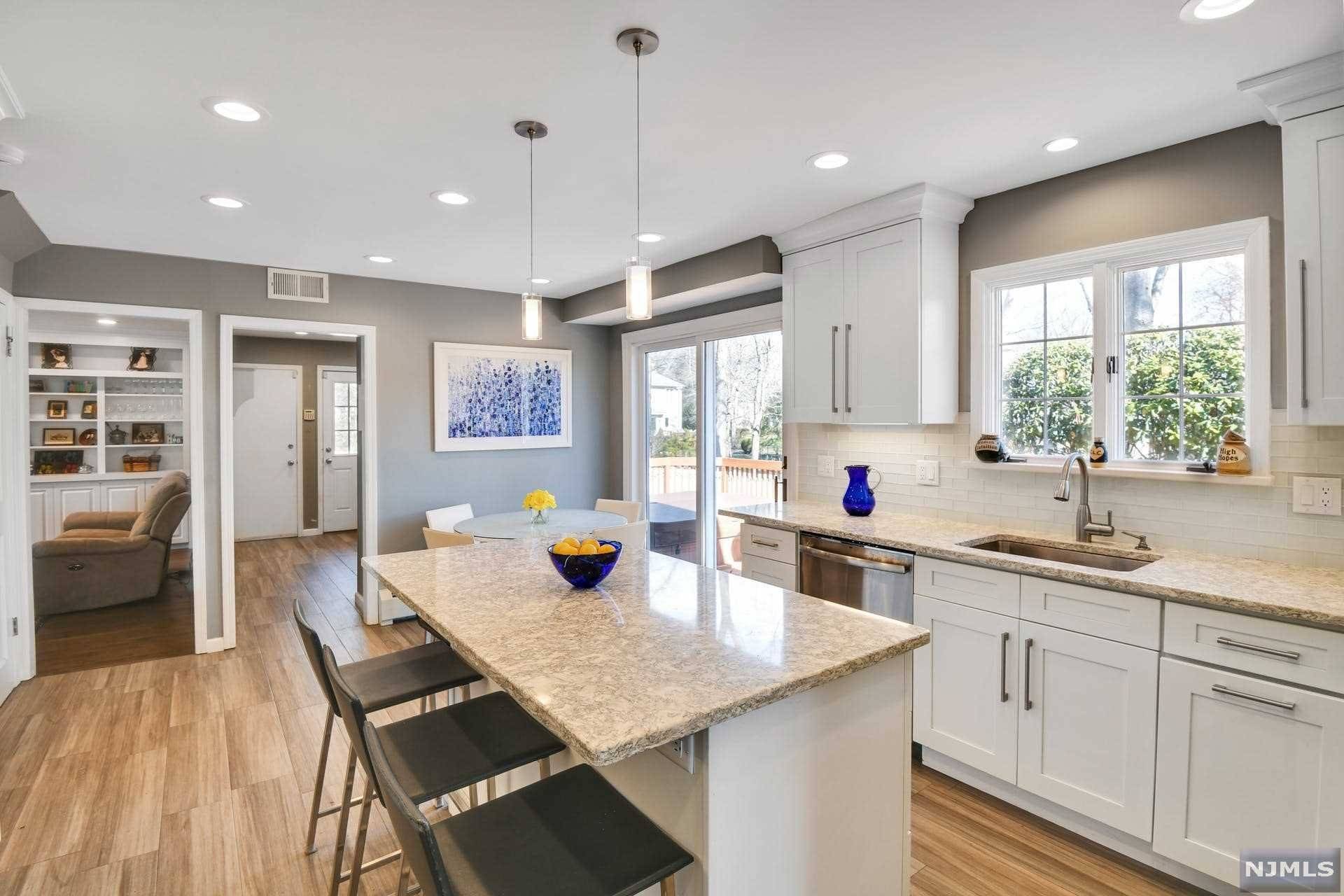 Old Tappan, NJ 07675,36 Feather LN