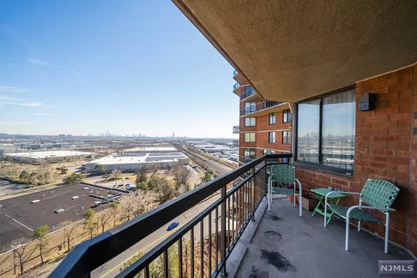 1405 Harmon Cove Tower, Secaucus, NJ 07094