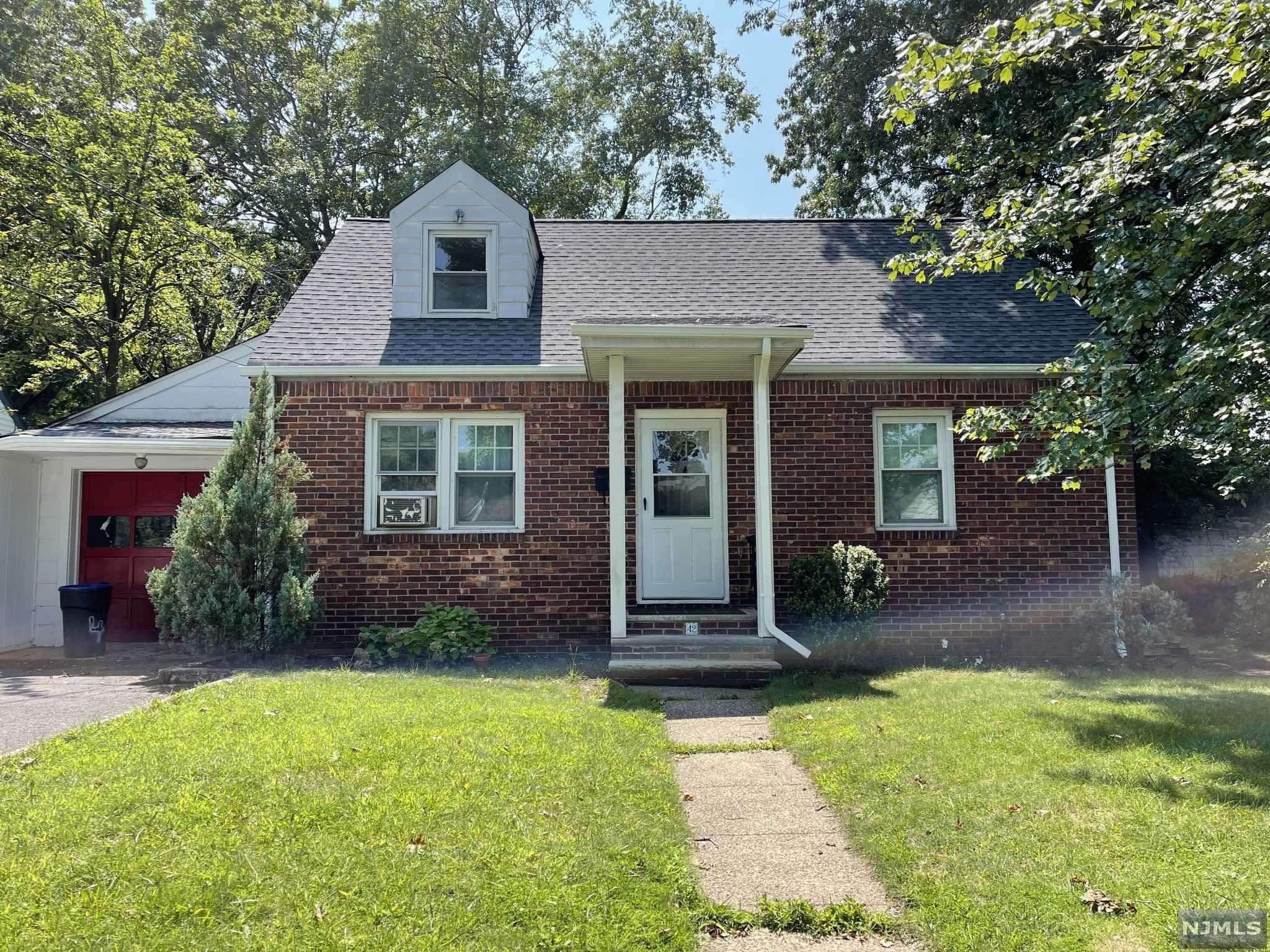 42 Sunset PL, Bergenfield, NJ 07621
