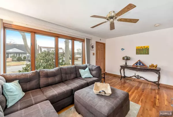 Bergenfield, NJ 07621,5 Momar DR