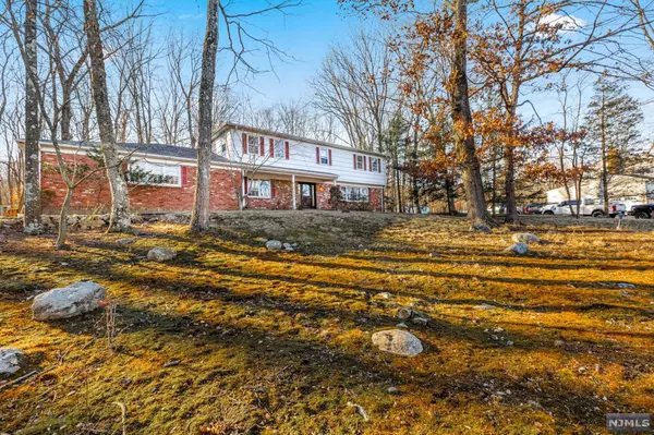 130 Cherokee LN, Mahwah, NJ 07430