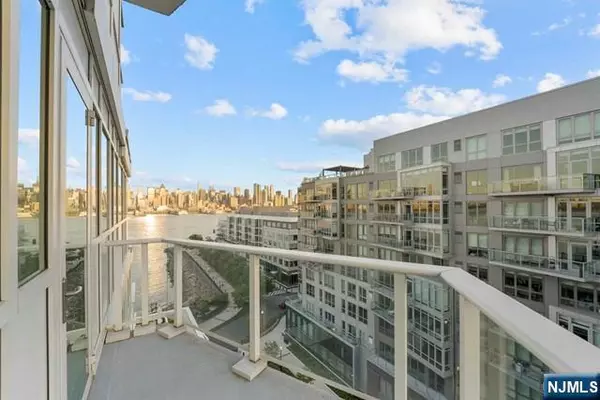 Weehawken, NJ 07086,800 Ave At Port Imperial #918
