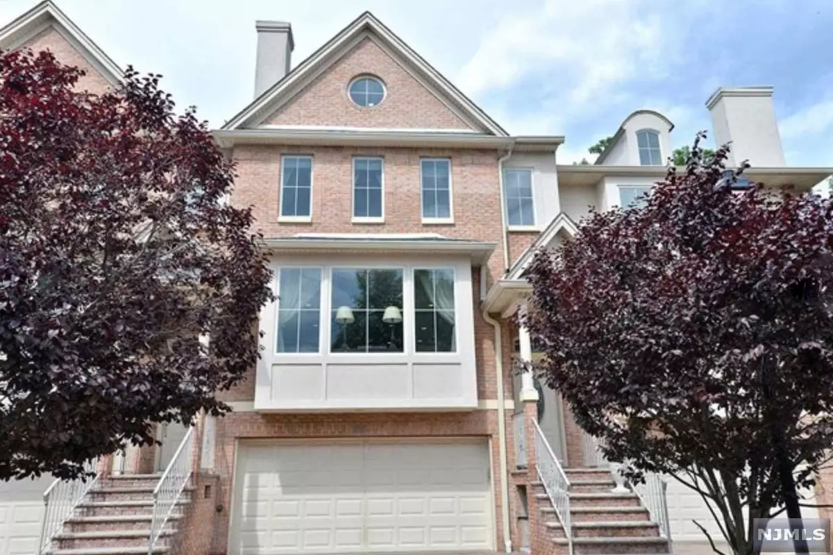 Harrington Park, NJ 07640,33 Harrington CT
