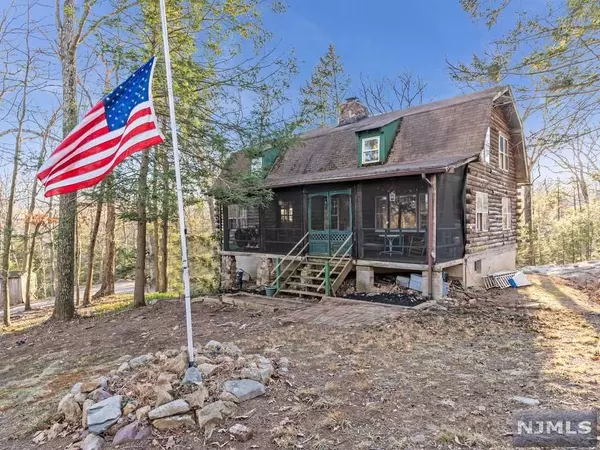 10 Glens RD, West Milford, NJ 07421