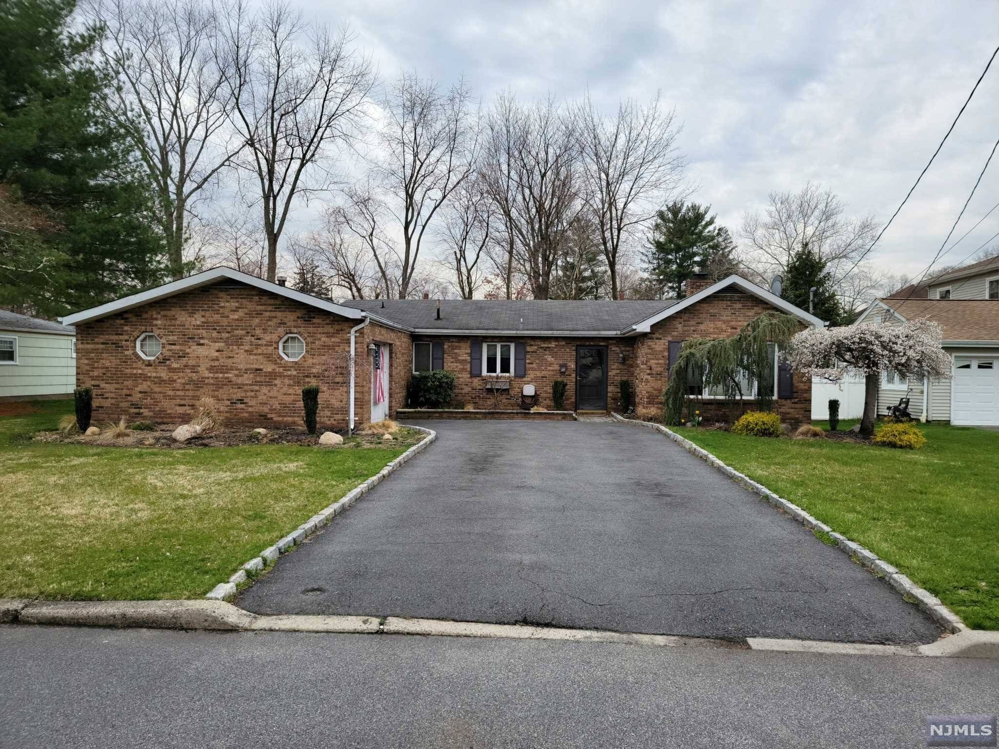 33 Eagle DR, Emerson, NJ 07630