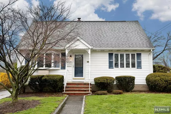 14 Medford RD, Dumont, NJ 07628