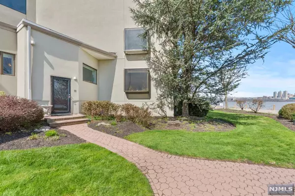 Edgewater, NJ 07020,1225 River RD #13A