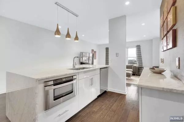 Edgewater, NJ 07020,331 The Promenade #331