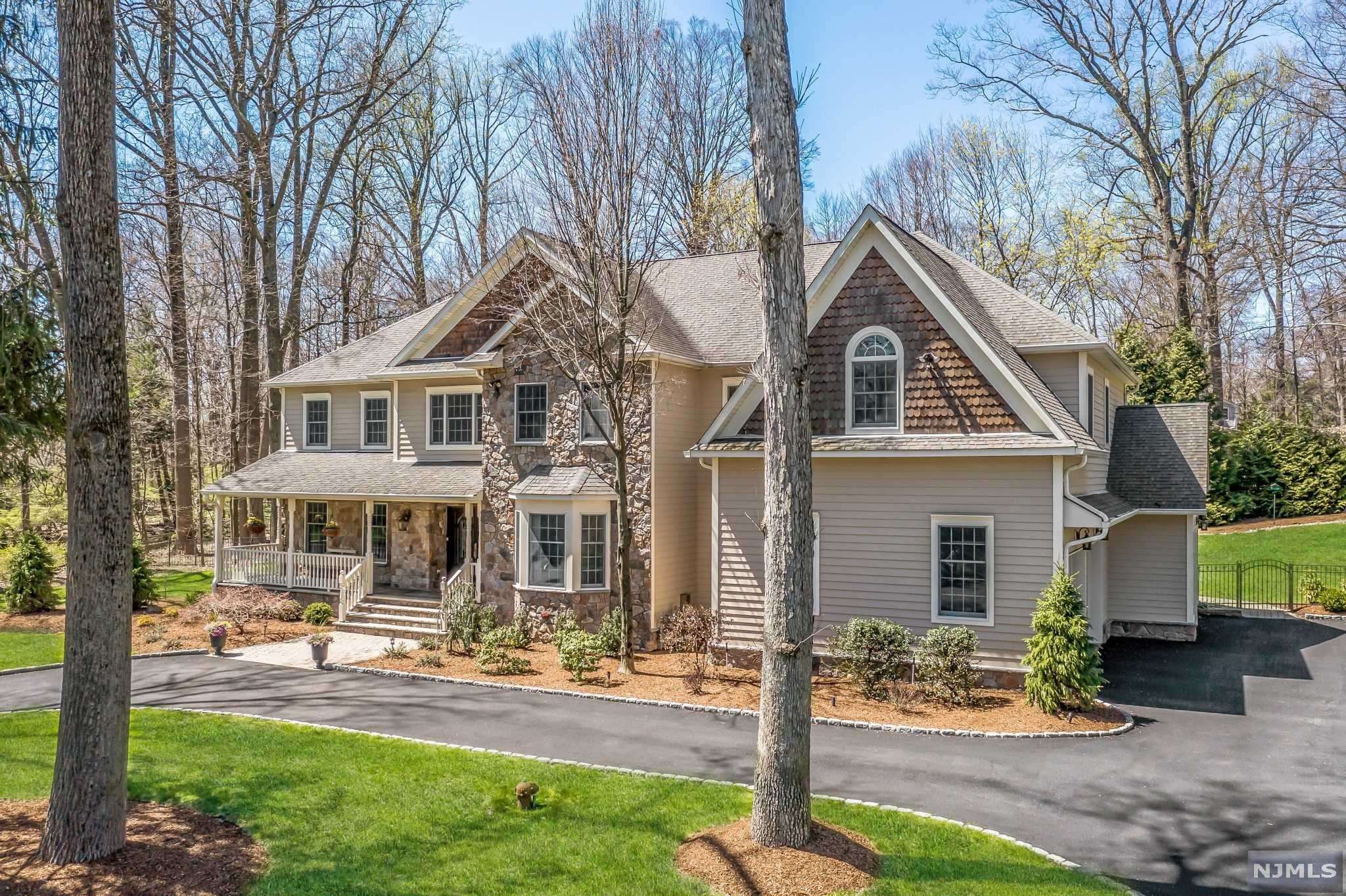 Upper Saddle River, NJ 07458,17 Hemlock Hill RD