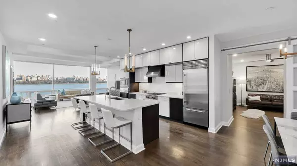 Edgewater, NJ 07020,9 Somerset LN #403-404