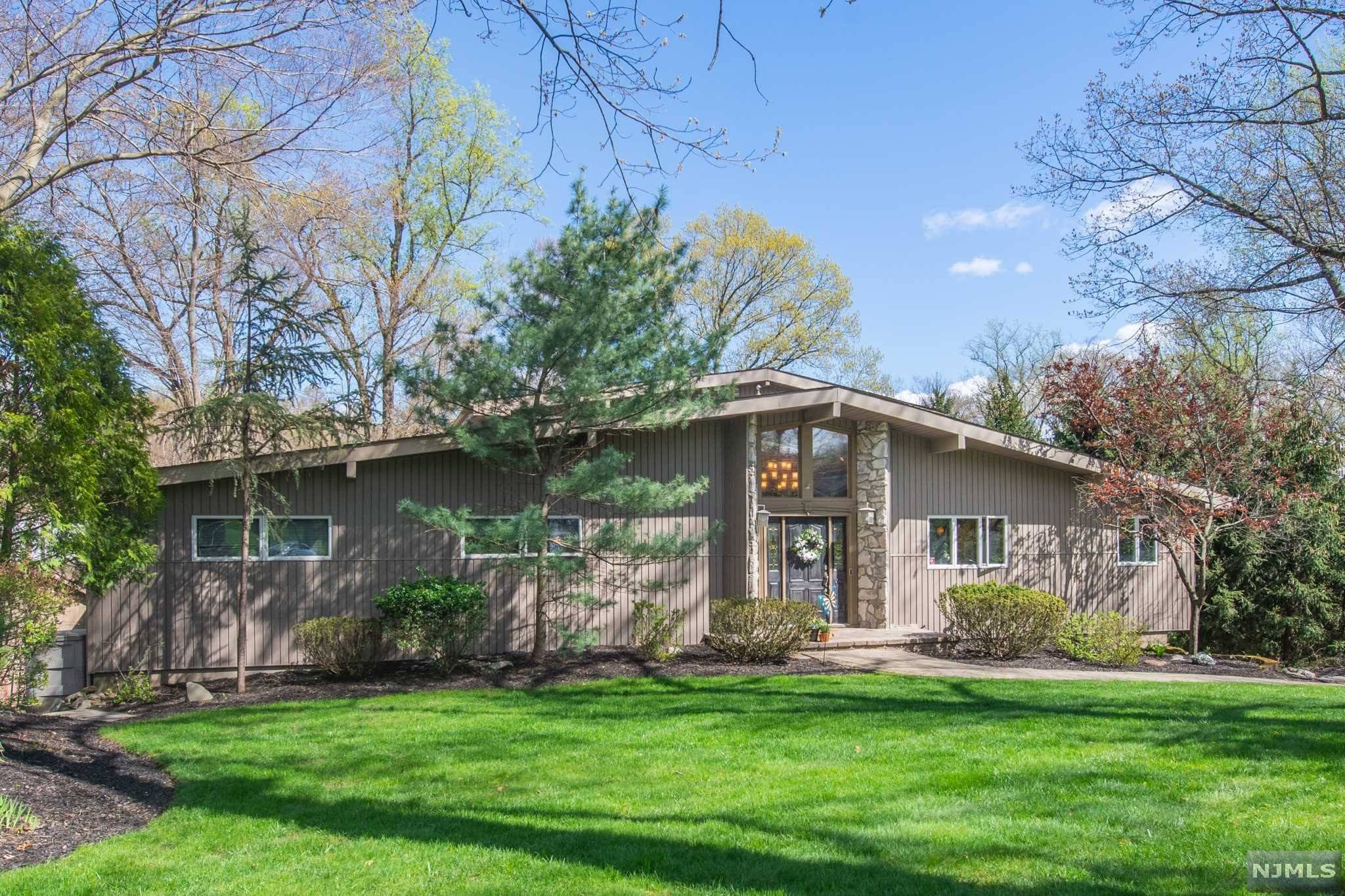 727 Rolling Hill DR, River Vale, NJ 07675