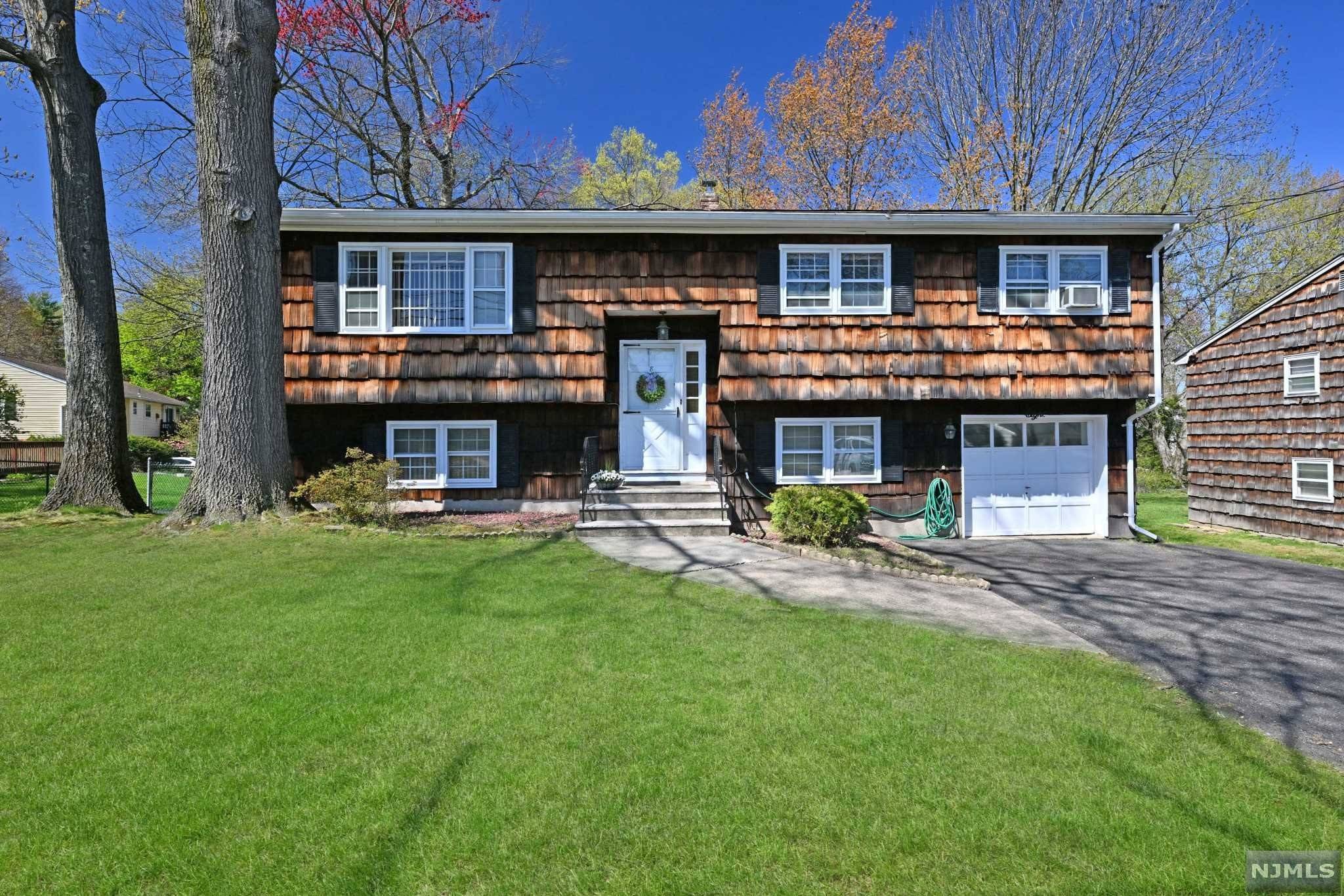 8 Lake DR, Westwood, NJ 07675