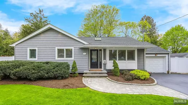 8 Meadow CT, Norwood, NJ 07648