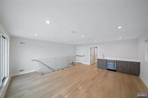 Edgewater, NJ 07020,222 Undercliff AVE