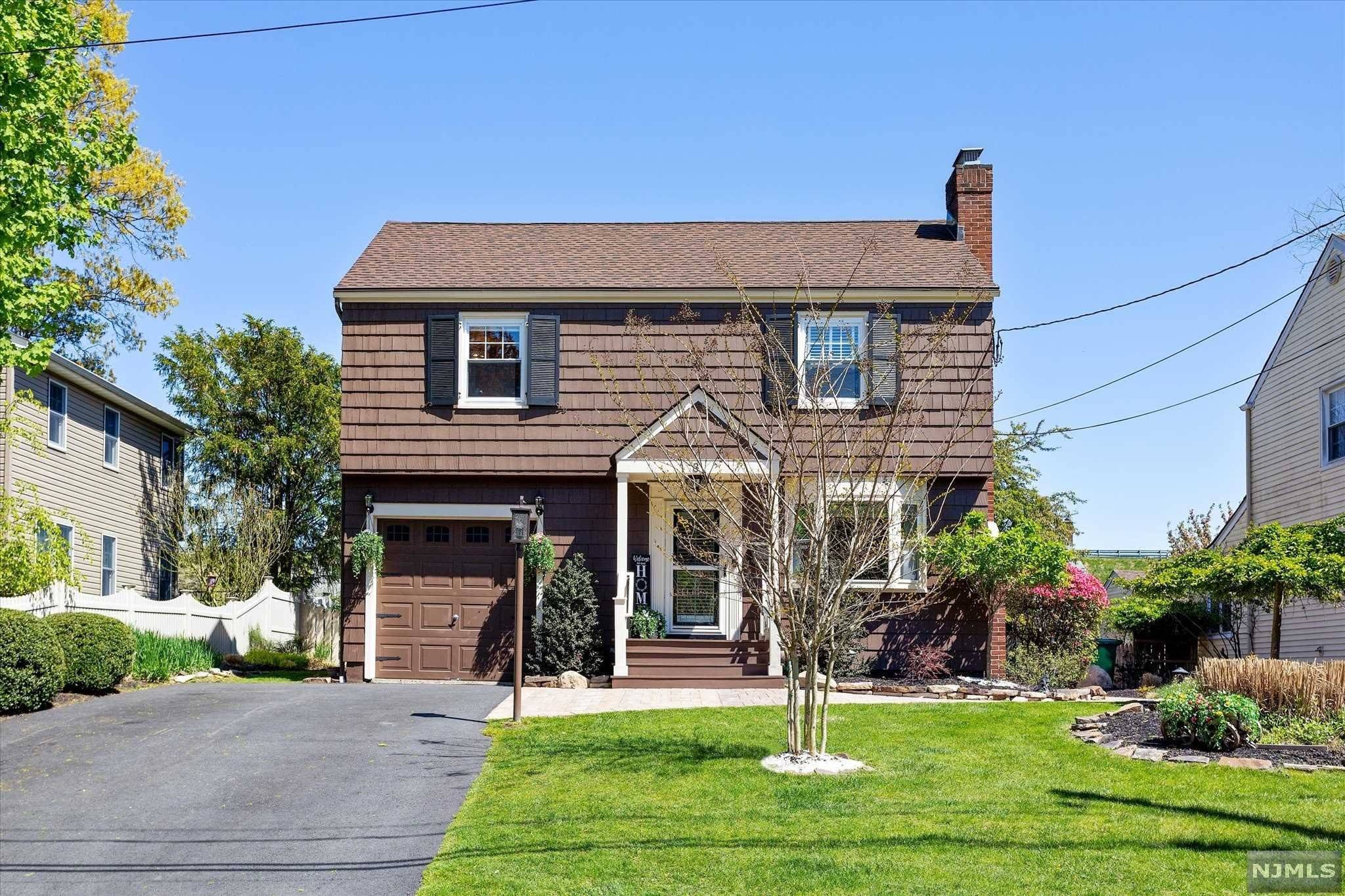 8 Highfield LN, Cedar Grove, NJ 07009